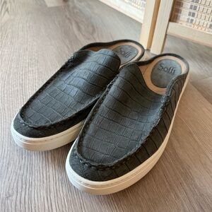 SOFFT Somers Moc mules | Women’s Size 10 | Croc Embossed Leather in Green| NEW